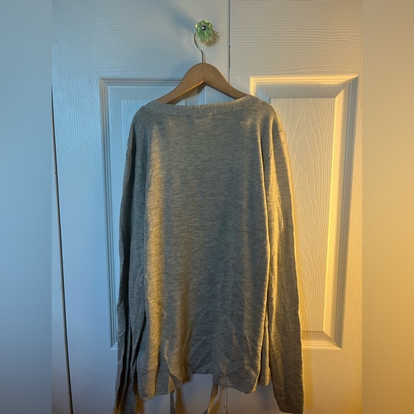 Small H&M Sweater - Picture 3 of 4